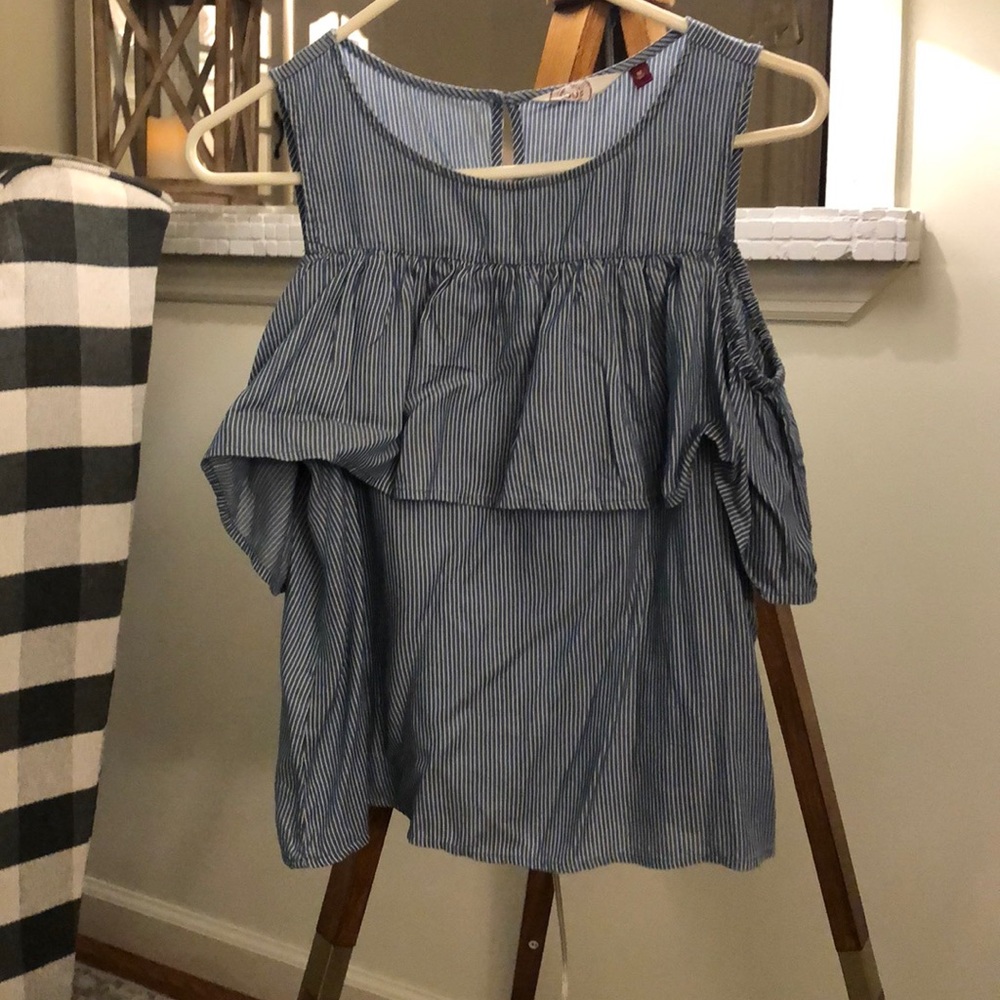 cute striped peek a boo shoulder top!